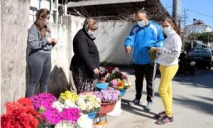 Kızlarını Okutmak İçin Çiçek Satan Fedakâr Anne