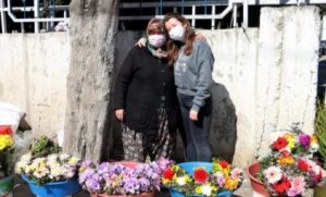 Kızlarını Okutmak İçin Çiçek Satan Fedakâr Anne