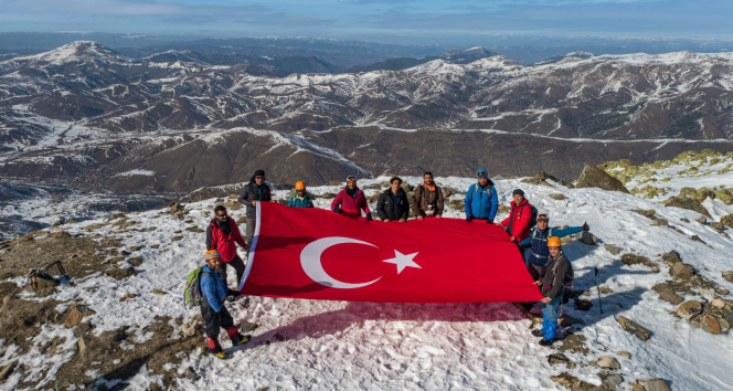 2 bin 552 rakımlı Yıldız Dağı’na tırmanan dağcılar, zirvede Türk bayrağını dalgalandırdı