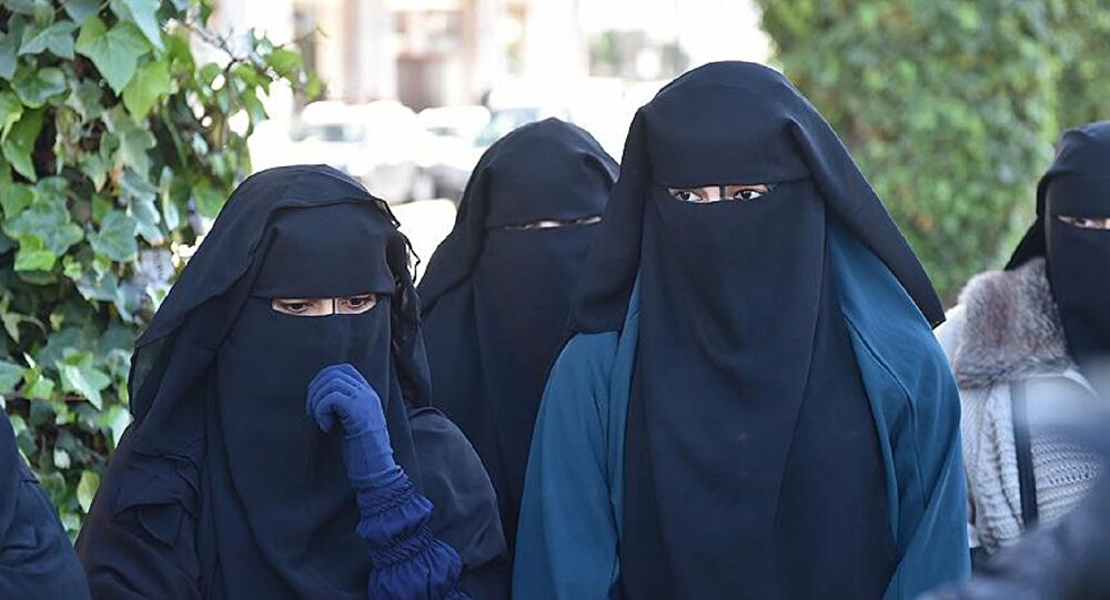 İsviçre'de Peçe Yasağı Kabul Edildi