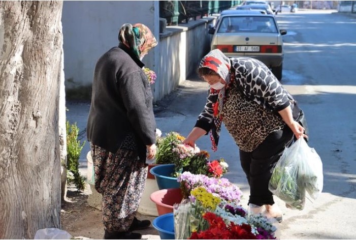 Kızlarını Okutmak İçin Çiçek Satan Fedakâr Anne