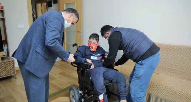 Engelli gencin akülü sandalye sevinci