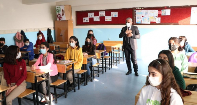 Hakkari’de 379 okulda yüz yüze eğitim başladı