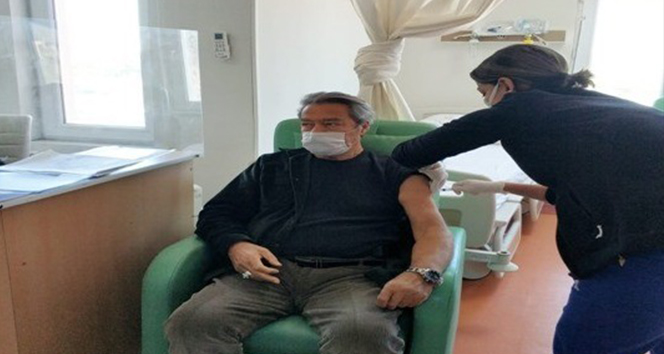 Kadir İnanır korona virüs aşısını Muğla'da oldu