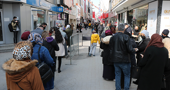 'Kırmızı' alarm veren Samsun’da tedbirler de kuyruklar da arttı