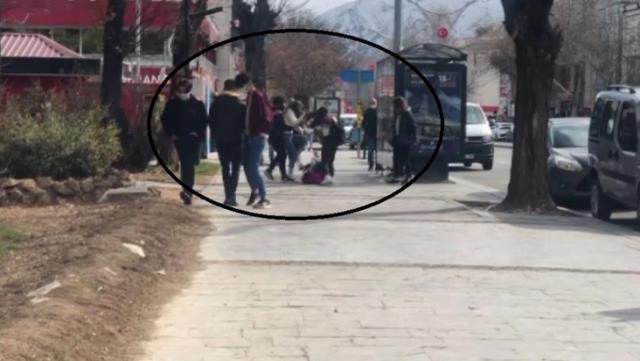 liseli-kizlar-sokak-ortasinda-birbirlerine-14004995_4428_o