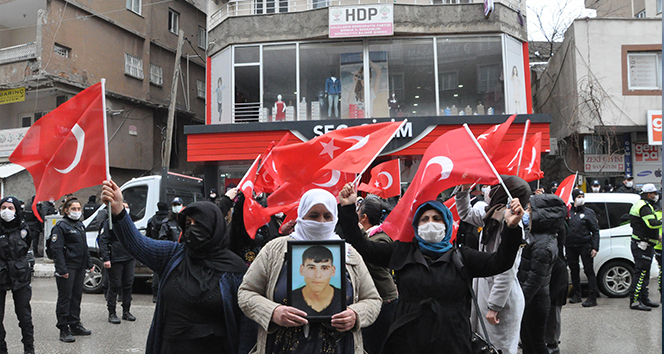 Şırnak'ta acılı anneler 'Kahrolsun PKK' sloganları ile evlatlarını HDP'den istedi