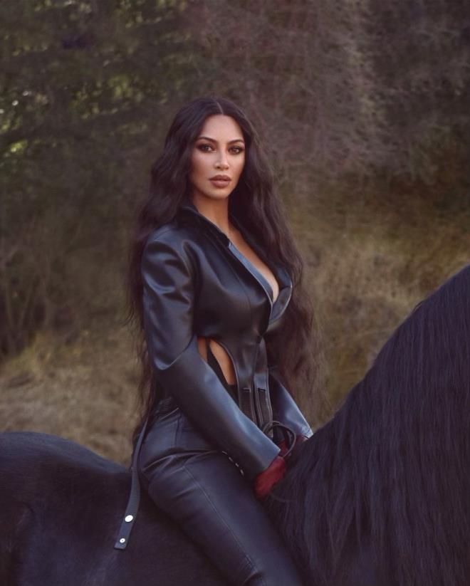 unlu-oyunucudan-kim-kardashian-a-ilginc-hediye-719391_1609_2_b