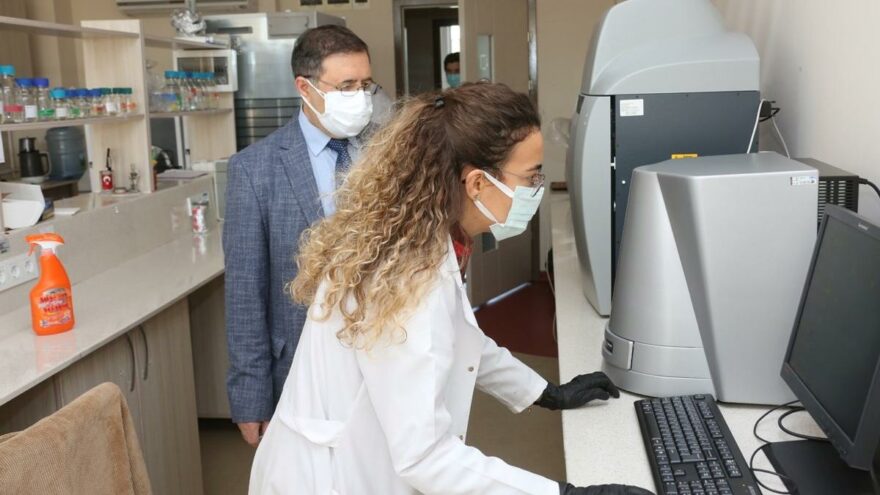 akdeniz-univ-corona-ilac-asi-foto-sozcu_16_9_1618735620-880x495