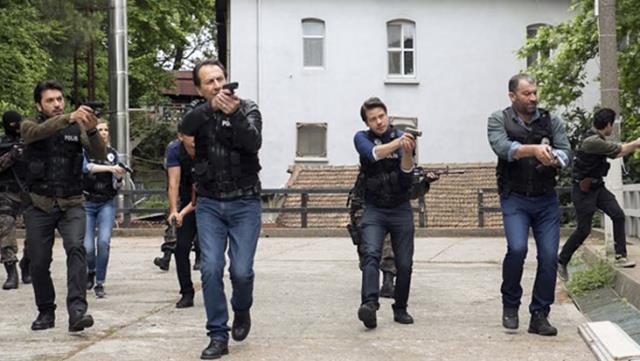 arka-sokaklar-dizisinin-mesut-komiser-i-sevket-14069341_1536_o